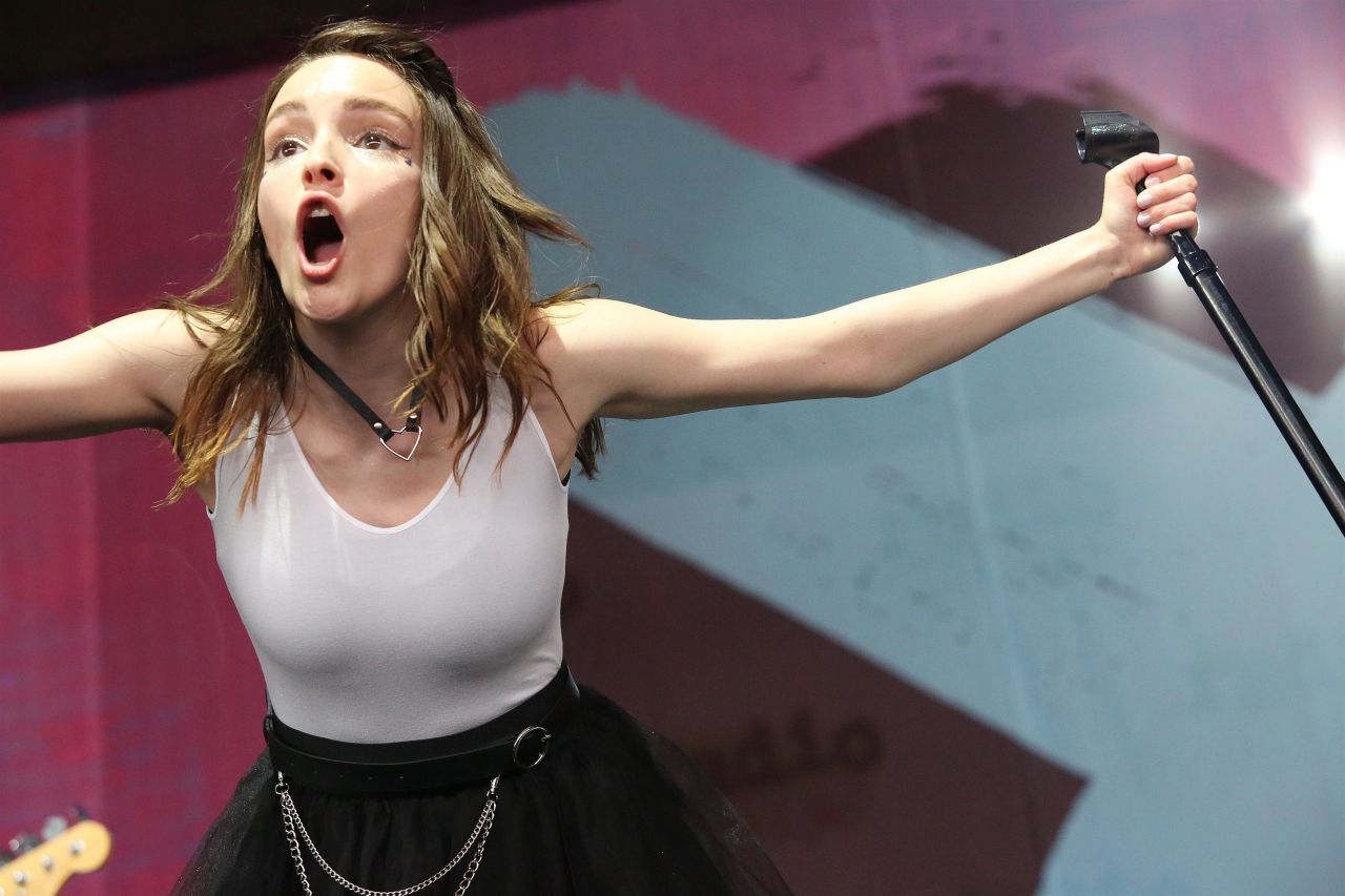 Lauren Mayberry (Chvrches) - Performs Live at Radio 104.5 in New Jersey 06/...