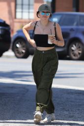 Noah Cyrus Street Style - Stops for an Iced Coffee in Studio City 06/05/2018