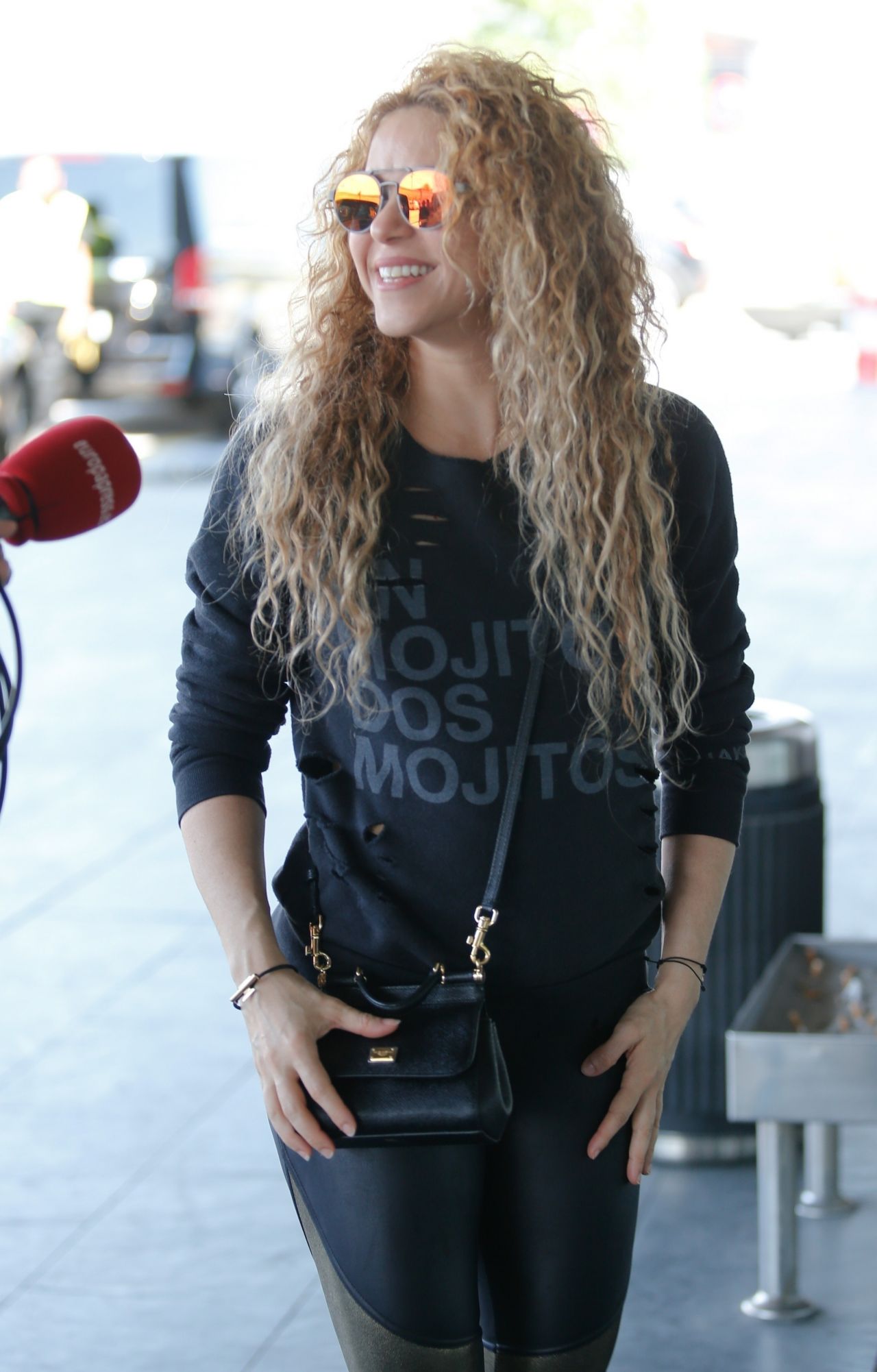 Shakira - Catching a Flight Out of Barcelona 06/01/2018 • CelebMafia