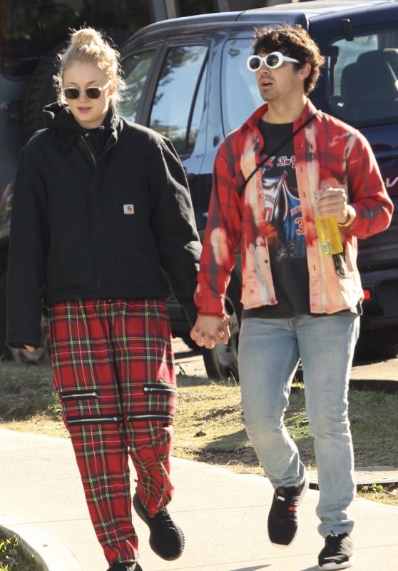 Sophie Turner and Joe Jonas go for a Stroll in Bondi 06/16/2018