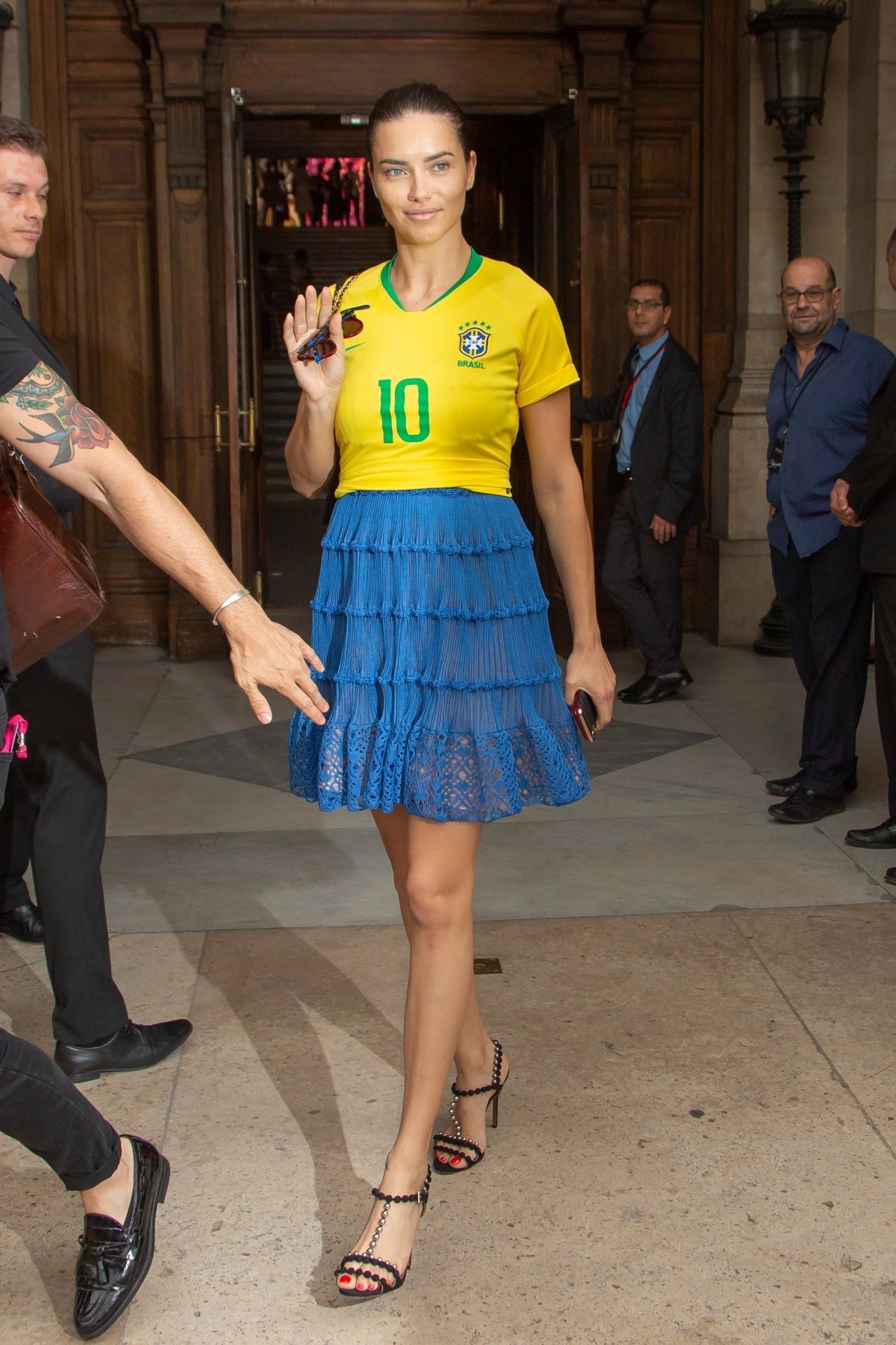 adriana-lima-in-a-patriotic-brazil-football-shirt-in-honour-of-the-world-cup-paris-07-02-2018-2.jpg