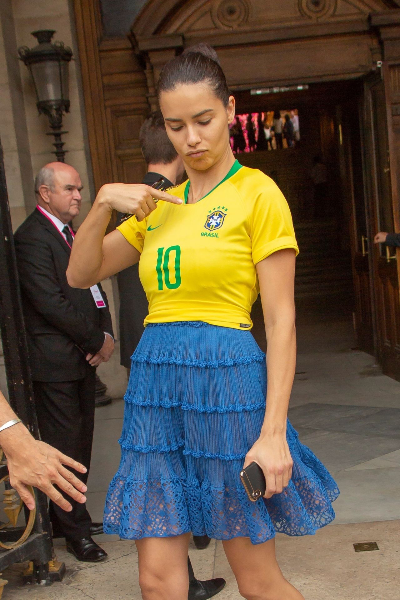 adriana-lima-in-a-patriotic-brazil-football-shirt-in-honour-of-the-world-cup-paris-07-02-2018-4.jpg