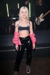 Alice Chater Wearing Sports Bra - Performs Live in North London 07/19/2018