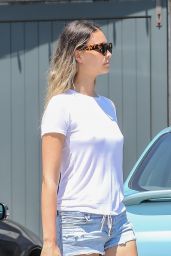 April Love Geary Leggy in Shorts - Grocery Shopping in Malibu 07/30/2018