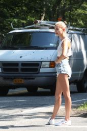 Hailey Baldwin and Justin Bieber Left Stranded After Mercedes Breaks Down in The Hamptons 07/02/2018