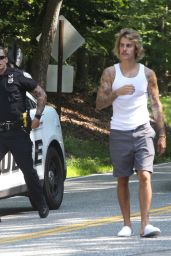 Hailey Baldwin and Justin Bieber Left Stranded After Mercedes Breaks Down in The Hamptons 07/02/2018