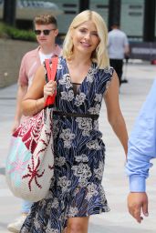 Holly Willoughby - Outside ITV Studios in London 07/04/2018