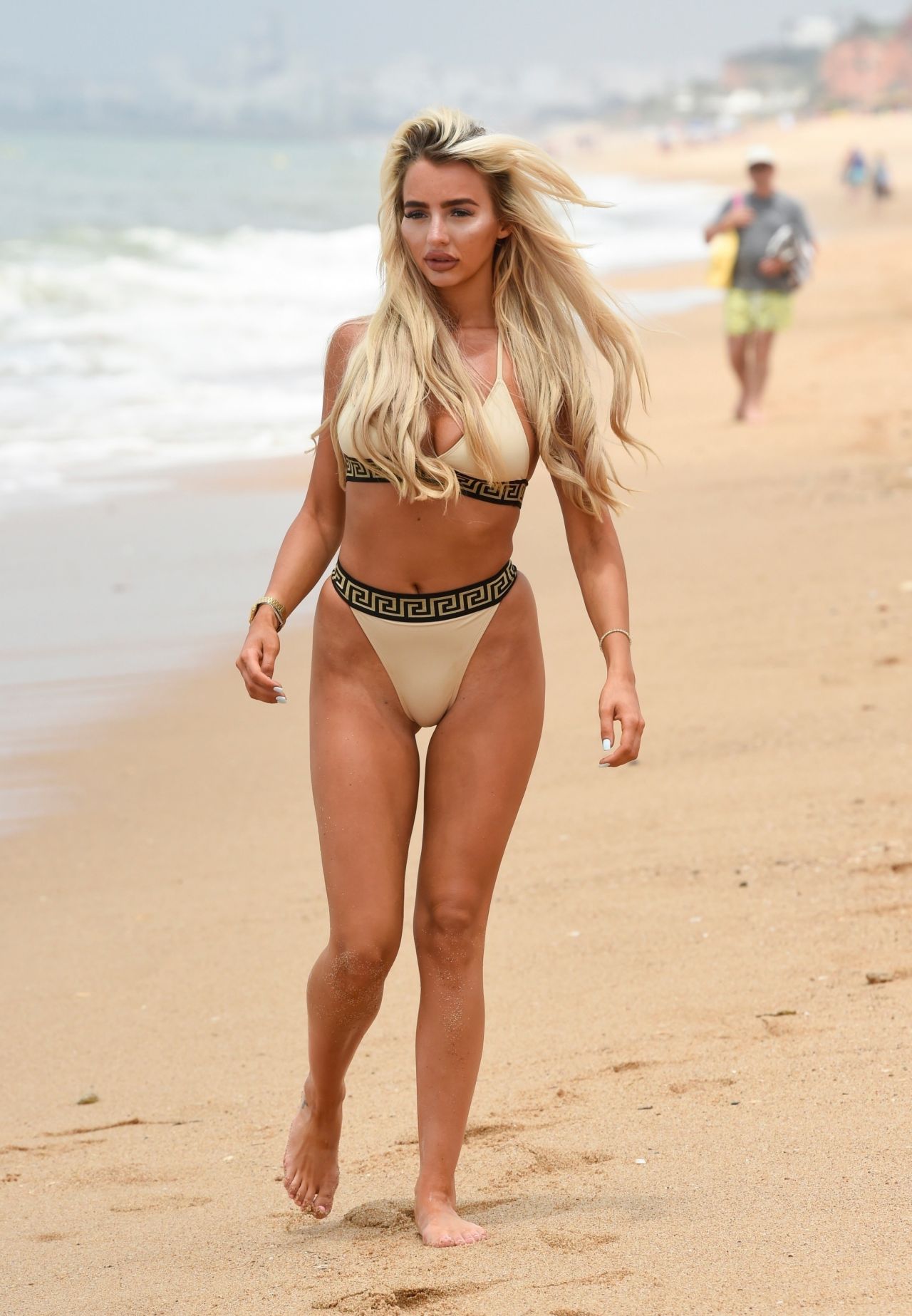 Isabelle Warburton in Bikini on the Beach in Portugal 07/01/2018.