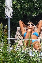 Jennifer Aniston in Bikini - Relaxes by the Pool in Portofino 07/22/2018