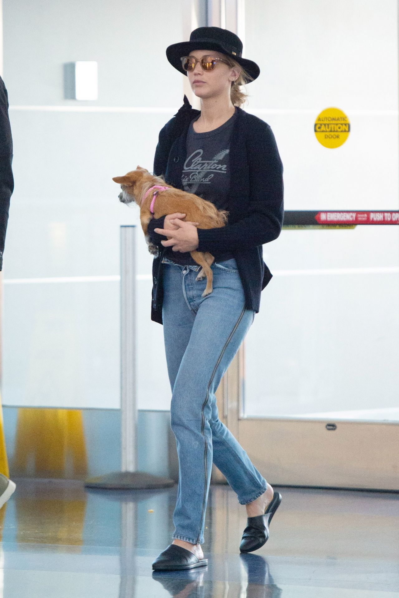 jennifer-lawrence-arrive-at-jfk-airport-in-nyc-07-19-2018-4.jpg