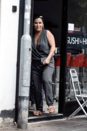 Jessie Wallace - Shopping in Tesco in North London 07/17/2018