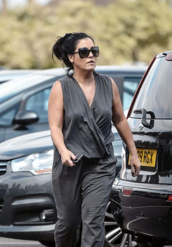 Jessie Wallace - Shopping in Tesco in North London 07/17/2018