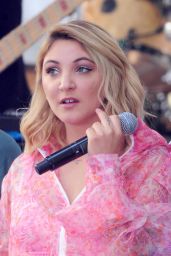 Julia Michaels - Citi Concert Series on the "TODAY" Show in NYC 07/27/2018