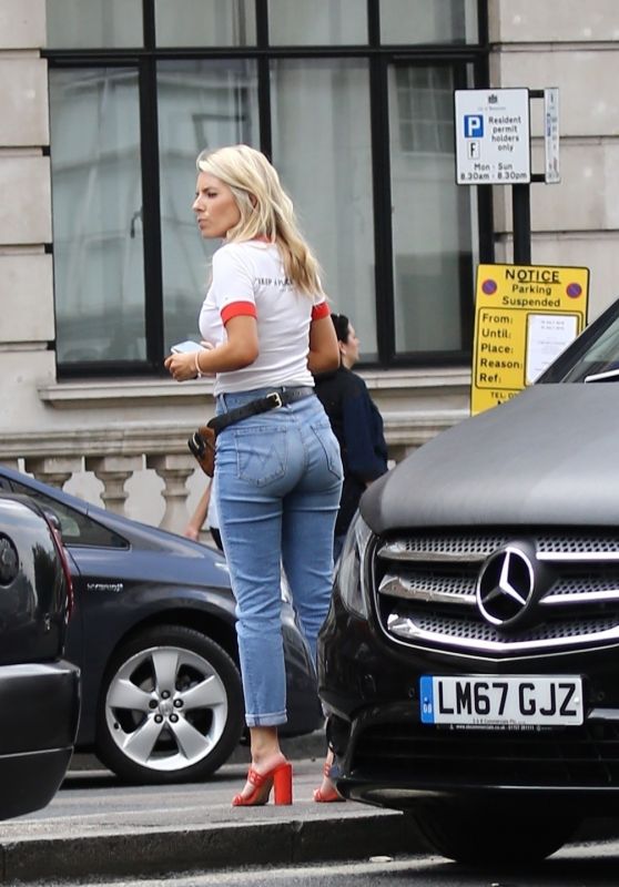 Mollie King Booty in Jeans - Out in Central London 07/15/2018