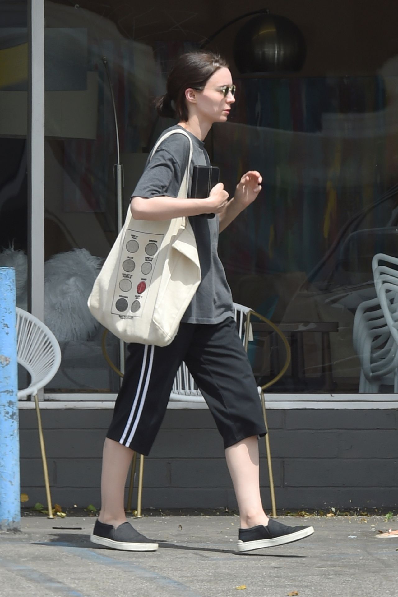 rooney-mara-running-errands-in-sherman-oaks-3.jpg