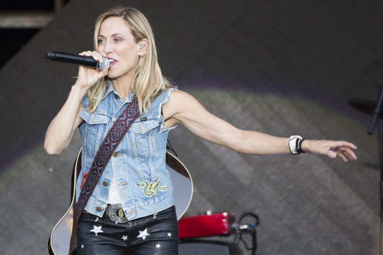 Sheryl Crow Performs Live in Calgary • CelebMafia