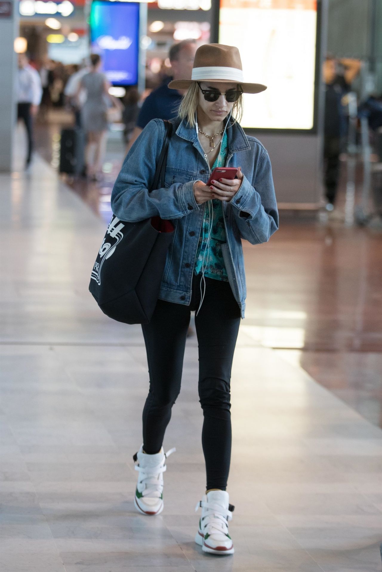 sofia-boutella-charles-de-gaulle-airport-in-paris-07-01-2018-6.jpg