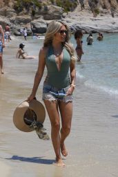 sylvie-meis-beach-in-mykonos-07-07-2018-0_thumbnail.jpg