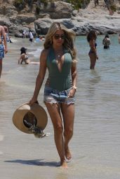 sylvie-meis-beach-in-mykonos-07-07-2018-1_thumbnail.jpg