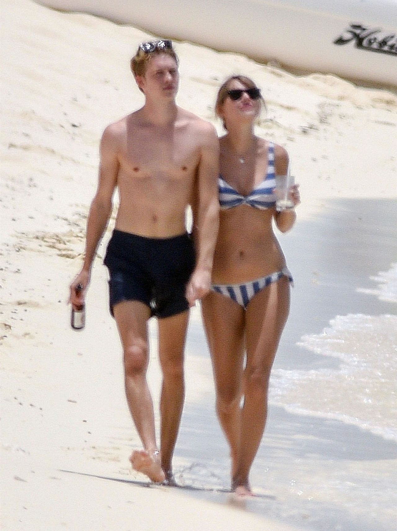 Taylor Swift and Her Boyfriend Joe Alwyn at a Luxury ...