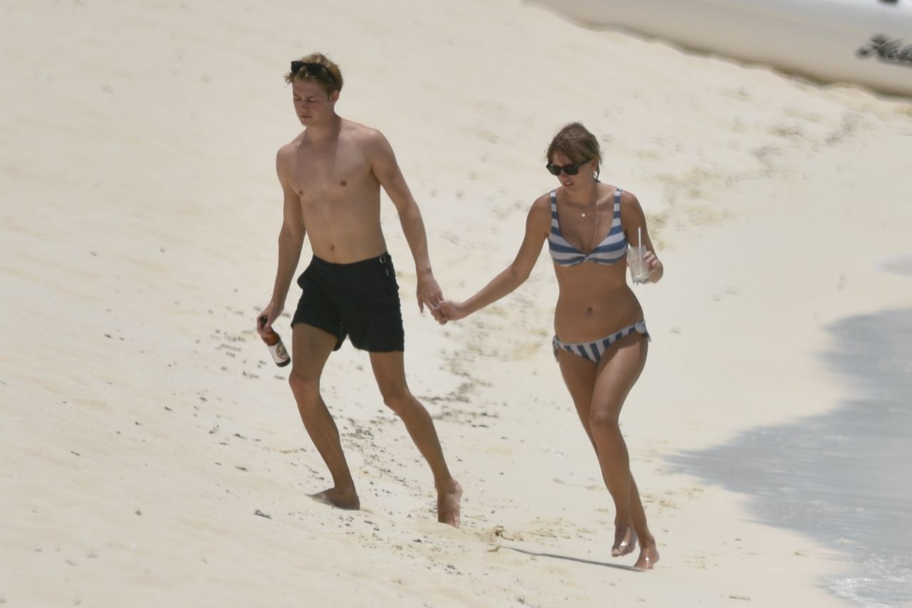 Taylor Swift And Her Boyfriend Joe Alwyn At A Luxury Private