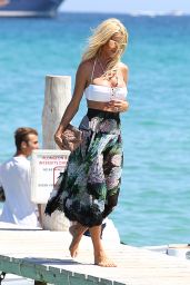 Victoria Silvstedt - Arriving at Club 55 in Saint-Tropez 07/24/2018