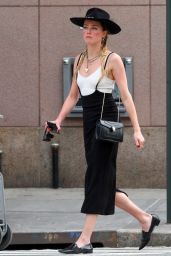 Amber Heard is Stylish - Hailing a Cab in Manhattan