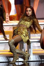 Ariana Grande - Performs at MTV VMAs 