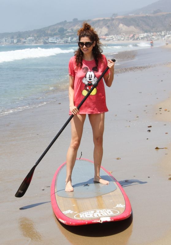 Blanca Blanco - Tries Out Stand Up Paddleboarding in Malibu 08/07/2018