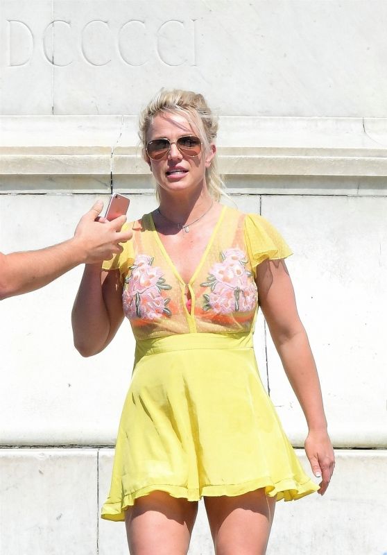 britney-spears-out-in-london-08-03-2018-5_thumbnail.jpg