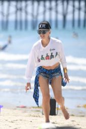 Gwen Stefani at a Beach in Los Angeles 08/15/2018