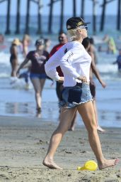 Gwen Stefani on the Beach - Newport Beach 08/03/2018