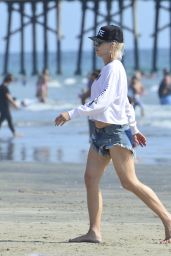 Gwen Stefani on the Beach - Newport Beach 08/03/2018