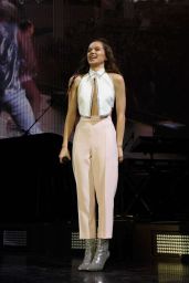Hailee Steinfeld - "The Voicenotes" Tour in Woodlands 08/24/2018