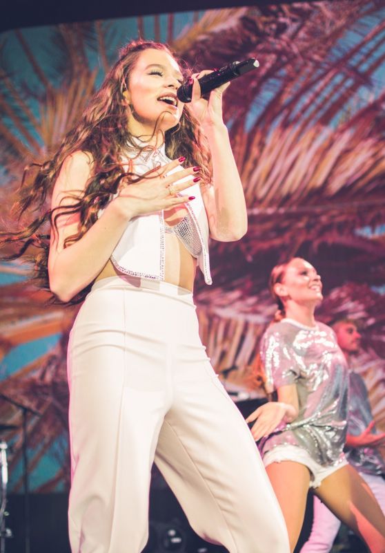Hailee Steinfeld - "The Voicenotes" Tour in Woodlands 08/24/2018
