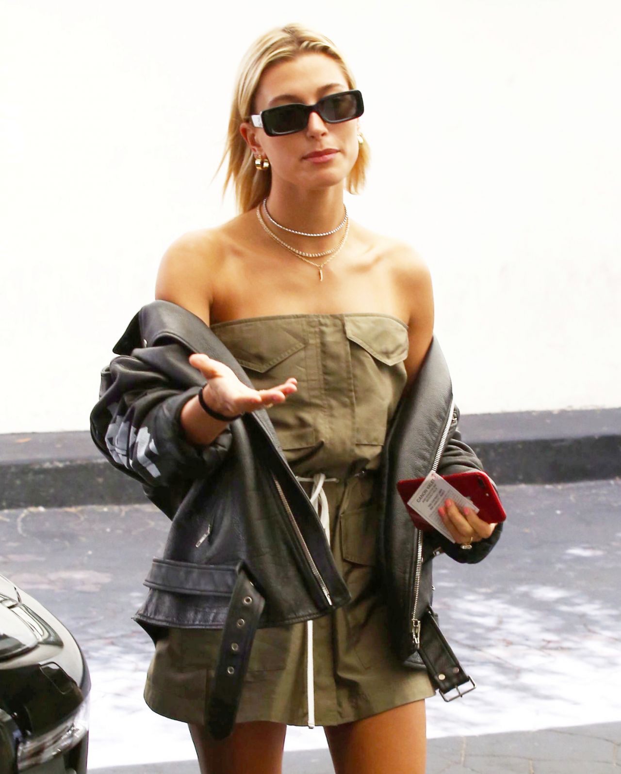 Hailey Baldwin Urban Street Style - Beverly Hills 08/28/2018 • CelebMafia