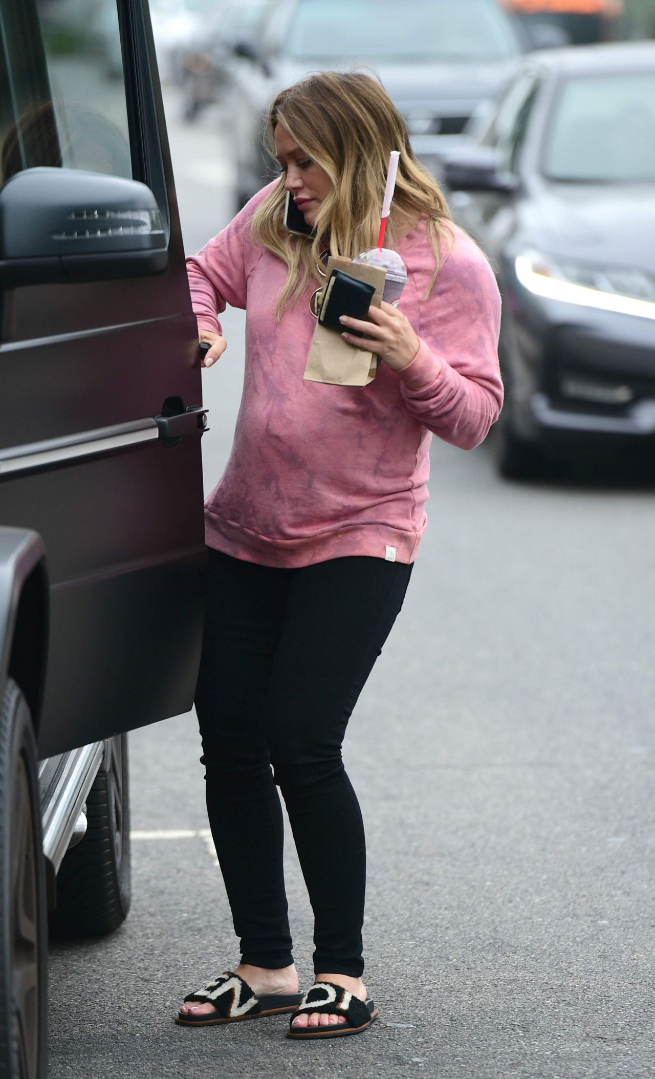 Hilary Duff - Picking up Breakfast in LA 08/25/2018 • CelebMafia