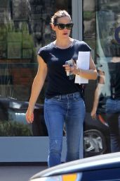 Jennifer Garner - Runs Errands in Brentwood 08/23/2018