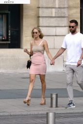 Jennifer Lawrence - Romantic Stroll in Paris 08/08/2018