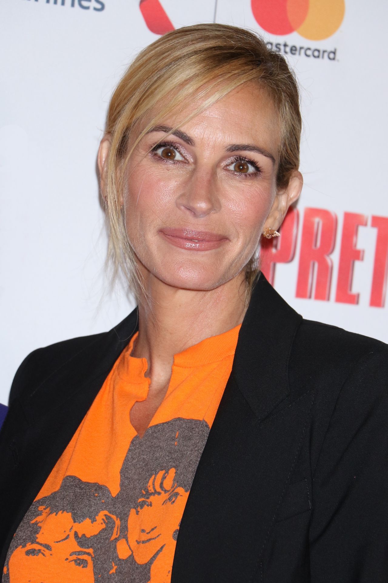 who does julia roberts play in gaslit