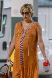 Kate Hudson in Maxi Dress - Shopping in Santa Monica 08/10/2018