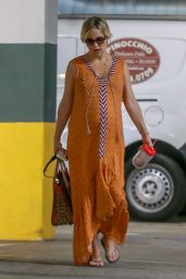 Kate Hudson in Maxi Dress - Shopping in Santa Monica 08/10/2018