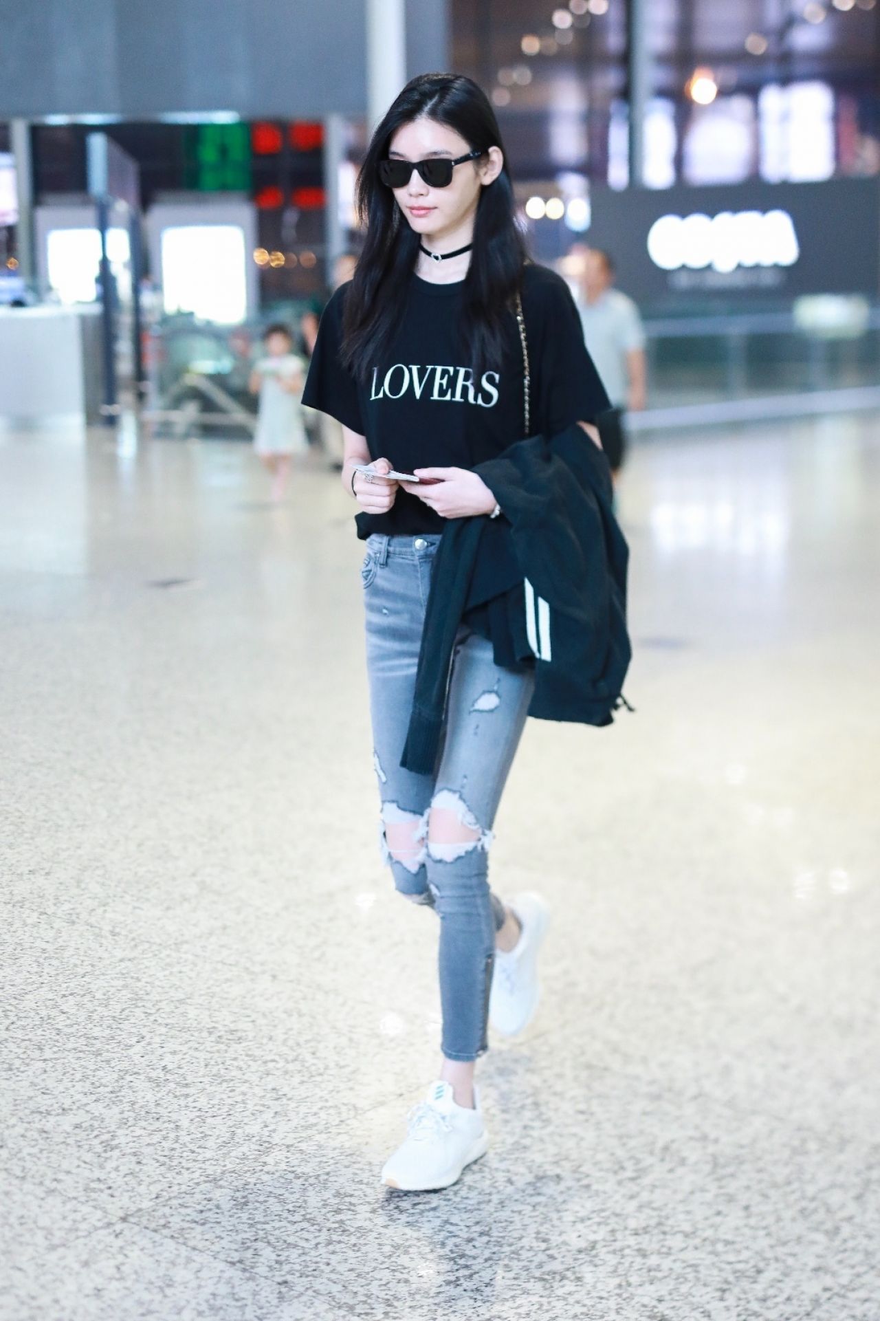 Ming Xi - Airport in Shanghai 08/27/2018 • CelebMafia