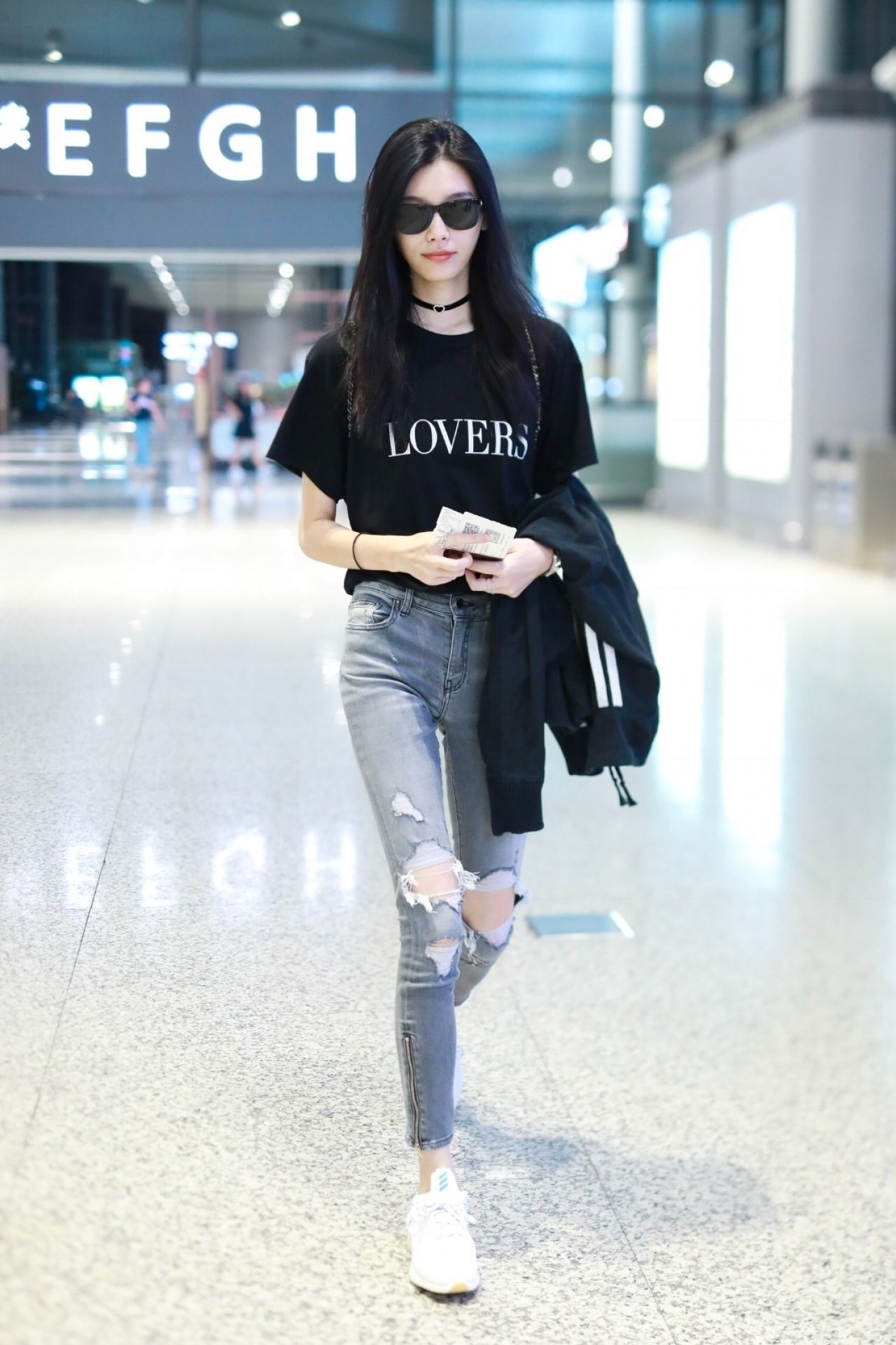 Ming Xi - Airport in Shanghai 08/27/2018 • CelebMafia