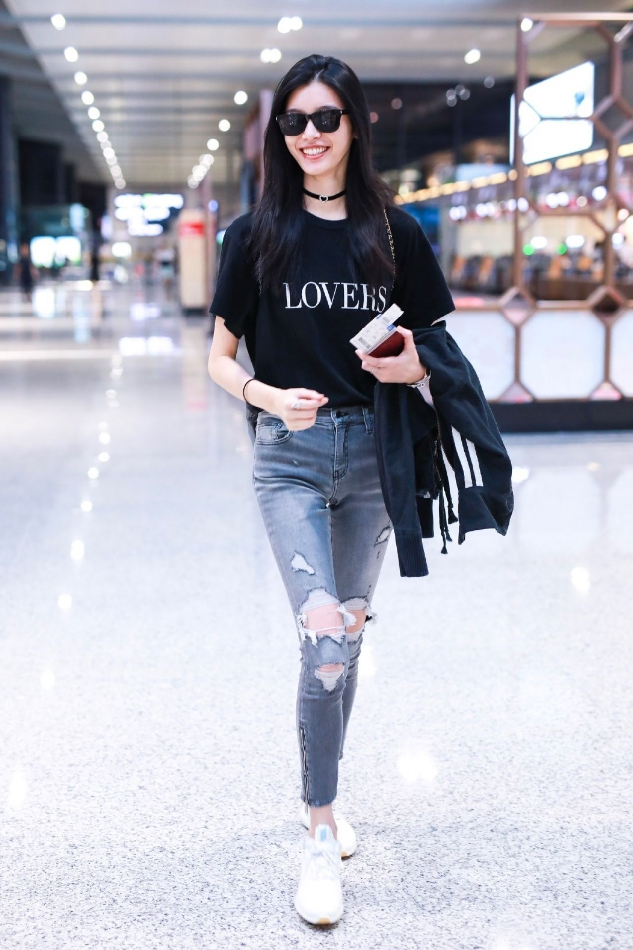 Ming Xi - Airport in Shanghai 08/27/2018 • CelebMafia