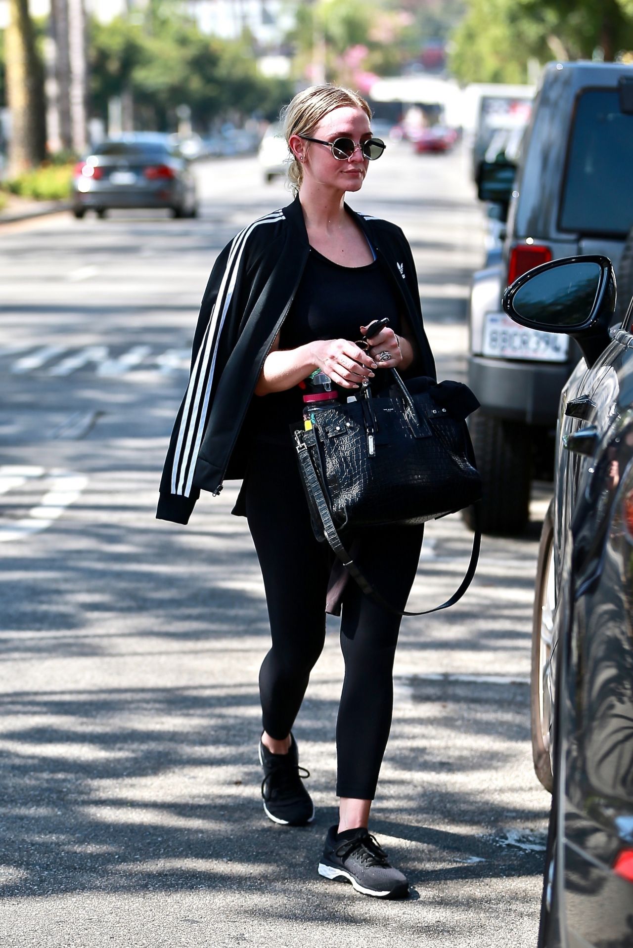 Jessica Simpson leaving the gym in Studio City, wearing large dark  sunglasses and carrying a Louis Vuitton leather bag Studio City, California  - 24.02.11 Stock Photo - Alamy