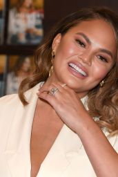 Chrissy Teigen – Signs And Discusses Her New Book "Cravings: Hungry For More" at The Grove in LA