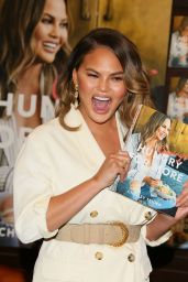 Chrissy Teigen – Signs And Discusses Her New Book "Cravings: Hungry For More" at The Grove in LA
