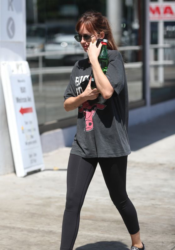 Dakota Johnson in Chicago Bulls Shirt - Los Angeles 09/11/2018