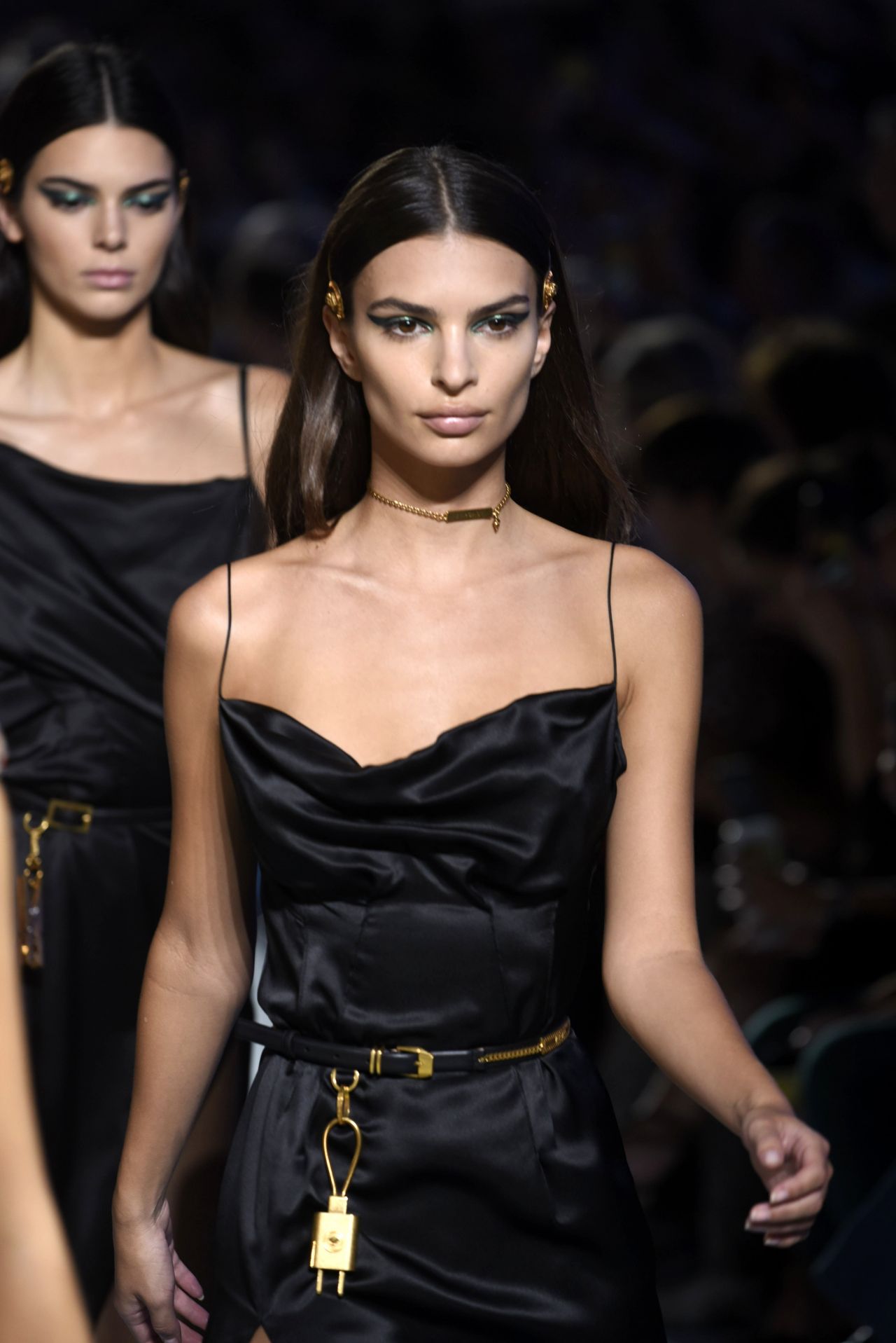 Emily Ratajkowski - Versace Runway at MFW in Milan 09/21/2018 • CelebMafia